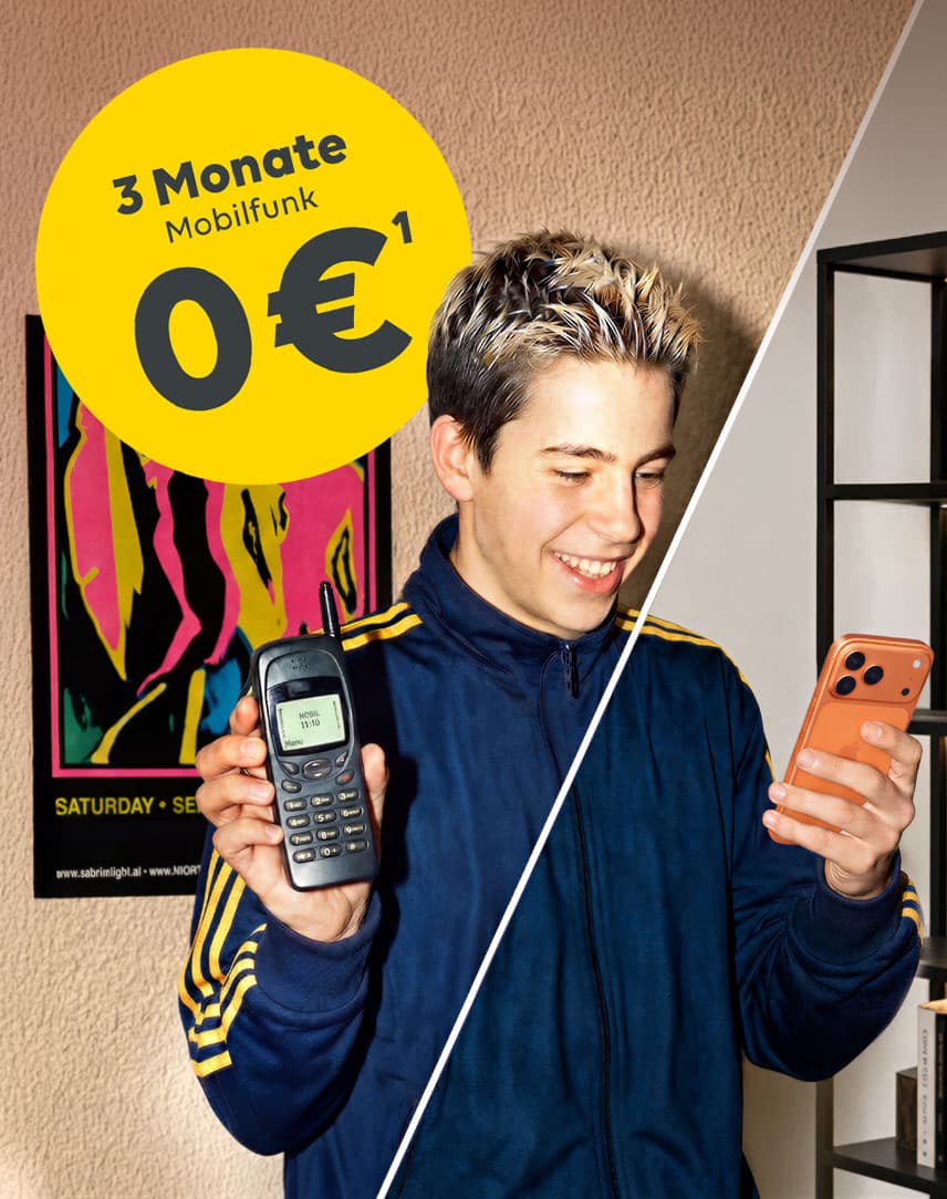 Junge mit einem alten Handy und einem modernen Smartphone
